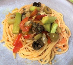明太子スパゲッティ、野菜とオリーヴのソテー