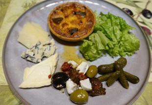 ラタトゥイユのキッシュとチーズのプレート