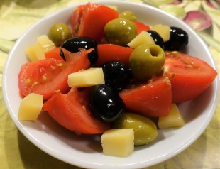 トマトのサラダ・オリーブとコンテチーズ