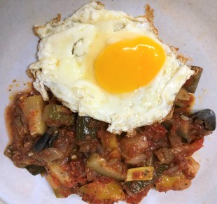 ラタトゥイユ、目玉焼き