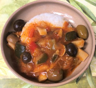 ラタトゥイユ・ご飯とオリーブ