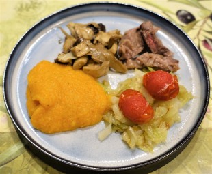 牛肉のステーキ、キャロットのピューレ、キノコのソテー
