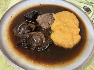 牛肉の赤ワイン煮込みとキャロットラペのピューレ