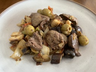 鳥のレバーのソテー、野菜とオリーヴ