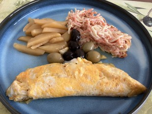 オムレツ、キャロットラペとセロリラヴラペのサラダ