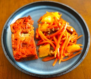 ビーツのケークサレとキャロットラペ,ナッツとオレンジのサラダ