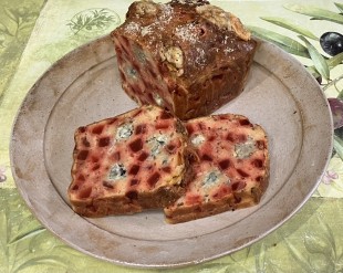 ベトラーヴルージュとフルム・ダンベール（ブルーチーズ）のケークサレ