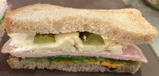 カマンベールチーズとジャンボンブランのサンド、ペーストロッソバター入り