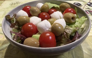 ミニモッツァレラチーズ、チェリートマト、アヴォカドとオリーヴのサラダ